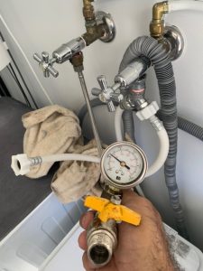 Calibrated pressure testing on washing machine taps. Using diagnostic tools to prevent tank stress and leaks