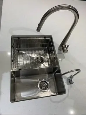 Satisfied customer review for a modern kitchen pull-out tap and water filter installation